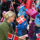 14. april: Kronprinsparet ble møtt av barn fra Rødberg barnehage da de besøkte Nore og Uvdal  (Foto: Bjørn Sigurdsøn, Scanpix)
